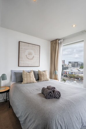 2 habitaciones, escritorio, tabla de planchar con plancha y wifi 