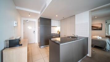 Frigorifero, microonde, forno, piano cottura