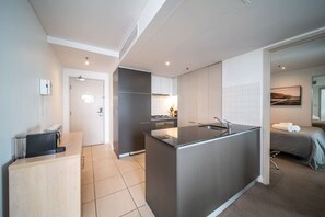 Frigorifero, microonde, forno, piano cottura