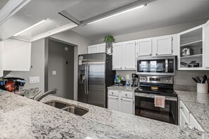 Kjøleskap, mikrobølgeovn, ovn og kokeplater