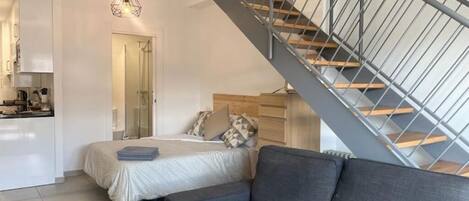 Iron/ironing board, free WiFi, bed sheets