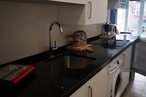 Kjøleskap, mikrobølgeovn, kokeplater og kaffetrakter/tekoker