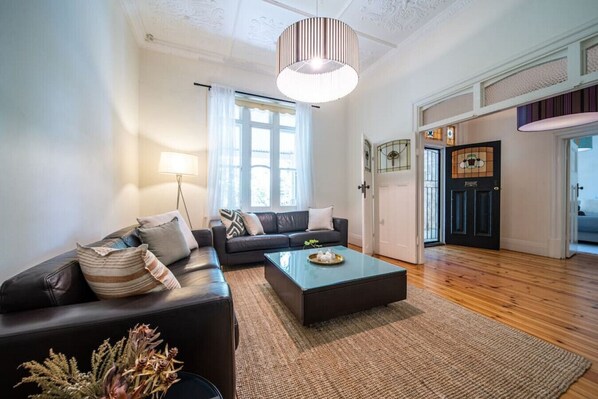 TV - The Oxford - Old-World Charm Steps to Cafés & Shops (Hyde Park)