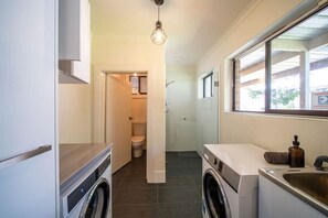 Hair dryer - The Oxford - Old-World Charm Steps to Cafés & Shops (Hyde Park)