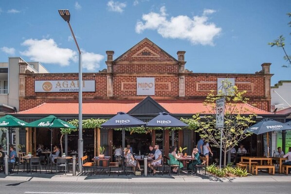 Outdoor dining - The Oxford - Old-World Charm Steps to Cafés & Shops (Hyde Park)