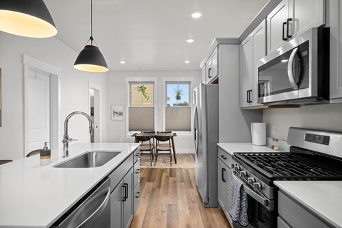 Twin Suites - Walk to Coffee & Green Spaces