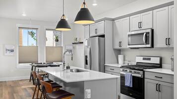 Kühlschrank, Mikrowelle, Ofen, Herdplatte