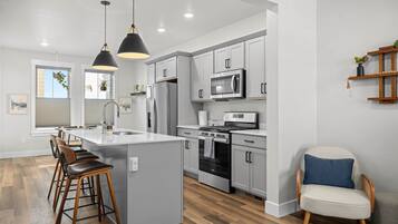 雪櫃、微波爐、焗爐、爐具