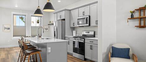 Frigorifero, microonde, forno, piano cottura