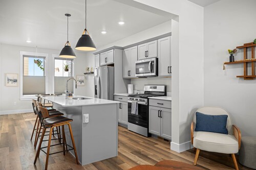 Twin Suites - Walk to Coffee & Green Spaces