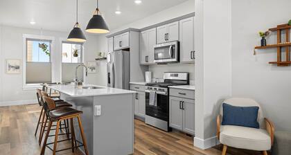 Twin Suites - Walk to Coffee & Green Spaces