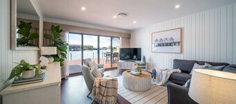 La Brisa - Waterfront Family Home, Beach, WiFi