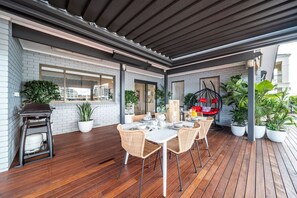 Outdoor dining - La Brisa - Waterfront Retreat between Lake & Coast (Tennyson)