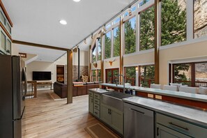 Microondas, horno, placa de cocina y lavavajillas