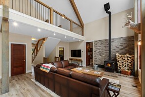 TV, fireplace - Riverfront Paradise between Big Sky and Bozeman (Gallatin Gateway)