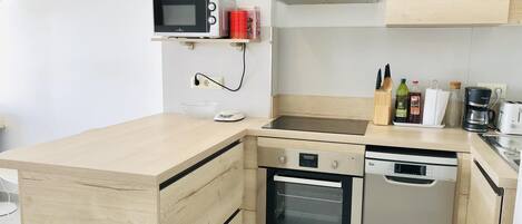 Een koelkast, een microgolfoven, een oven, een vaatwasser