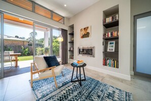 TV, fireplace