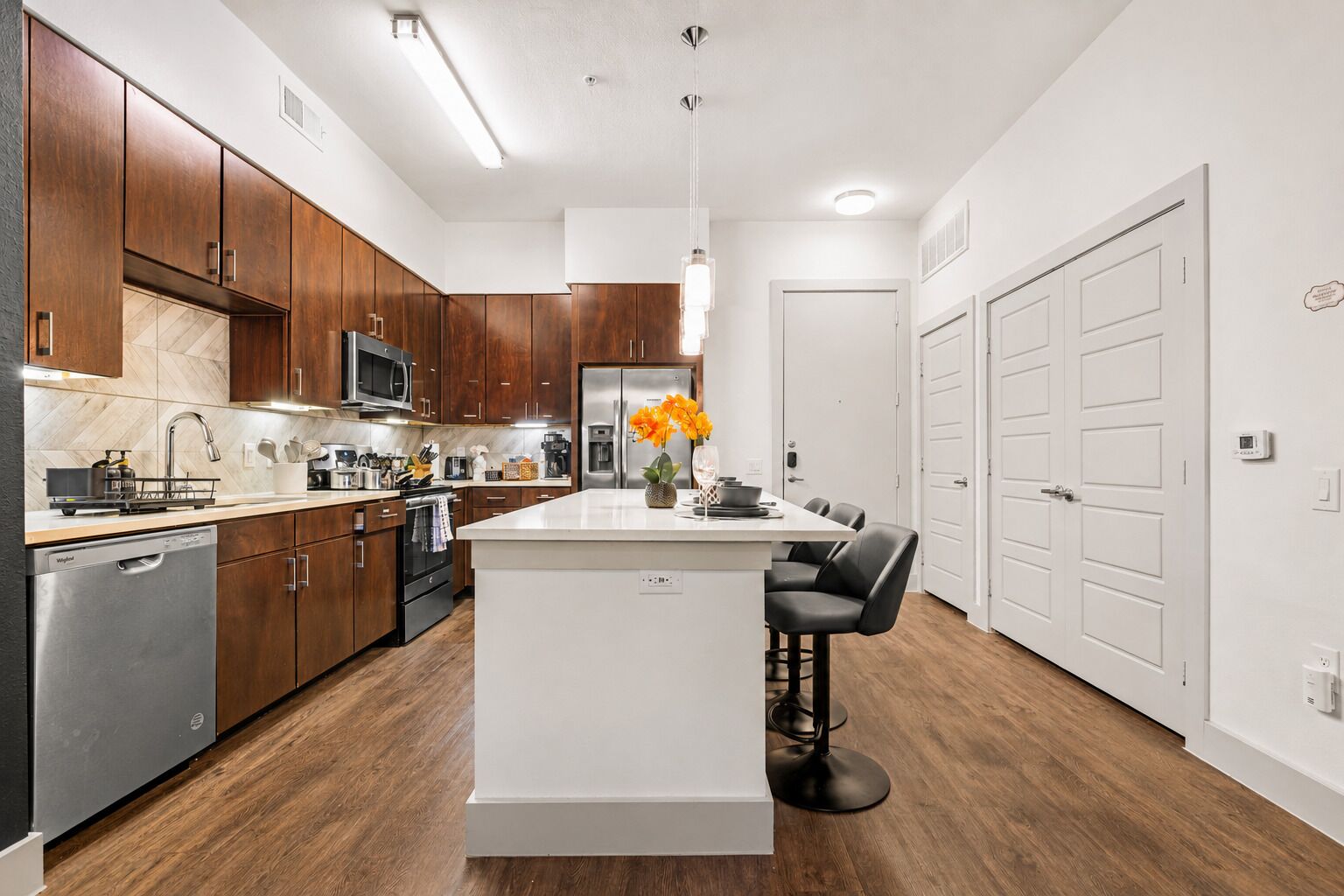 Coffee/tea maker, fridge, microwave, oven