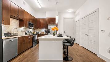 Coffee/tea maker, fridge, microwave, oven