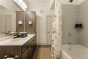 Secadora de cabello, toallas, jabón, papel de baño 