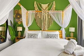 2 bedrooms, iron/ironing board, WiFi, bed sheets - Luxury - 2BR – King Suite – Shuffleboard – Pool (Dallas)