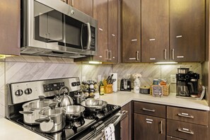Private kitchen - Luxury - 2BR – King Suite – Shuffleboard – Pool (Dallas)