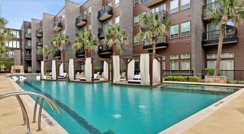 Luxury - 2BR – King Suite – Shuffleboard – Pool