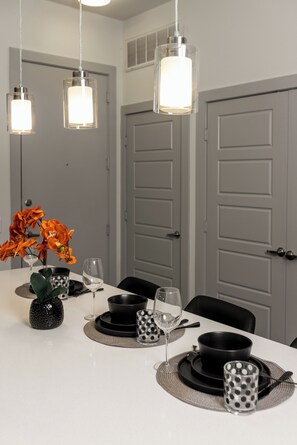 Dining - Luxury - 2BR – King Suite – Shuffleboard – Pool (Dallas)