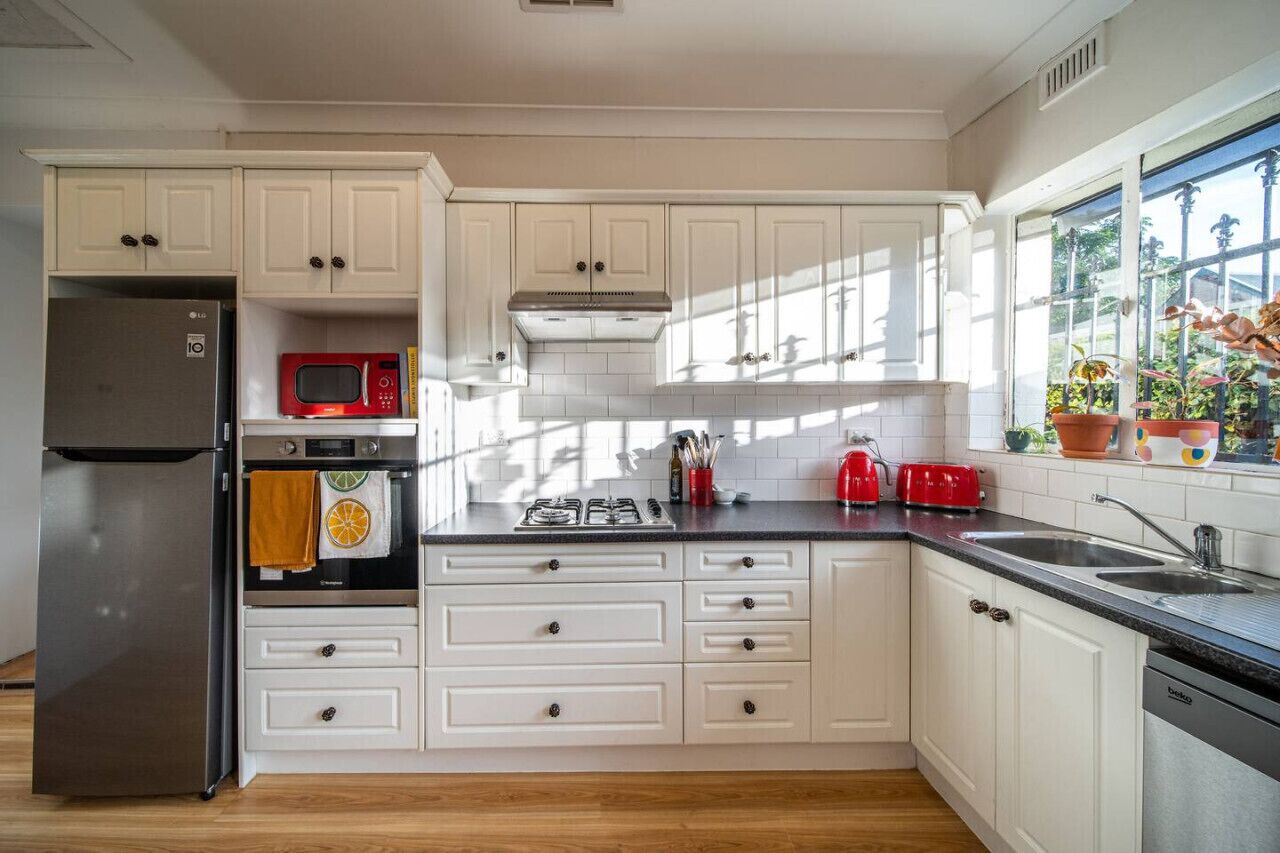 Kühlschrank, Mikrowelle, Ofen, Herdplatte