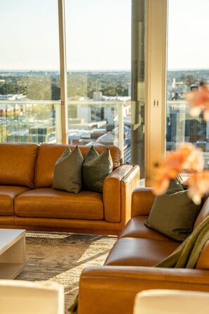 TV - The Views Penthouse - Cityscape & Parkland Scenery (Adelaide)