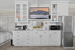 雪櫃、微波爐、咖啡機/沖茶器、多士爐