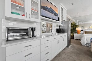 Réfrigérateur, micro-ondes, cafetière/bouilloire, grille-pain