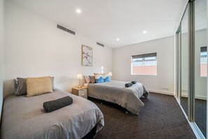 3 bedrooms, desk, iron/ironing board, WiFi - Level Up Henley - Modern Comfort near Beach & Dining (Henley Beach)