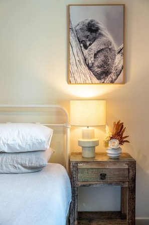 Tabla de planchar con plancha, wifi y ropa de cama