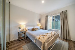 2 chambres, fer et planche à repasser, Wi-Fi, draps fournis