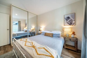 2 عدّة غرف نوم ومكواة/لوح كي وواي فاي وملاءات أسرّة