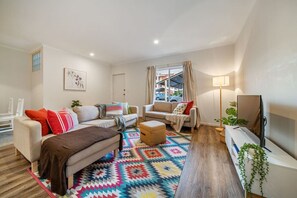 TV - Melbourne St Explorer (North Adelaide)