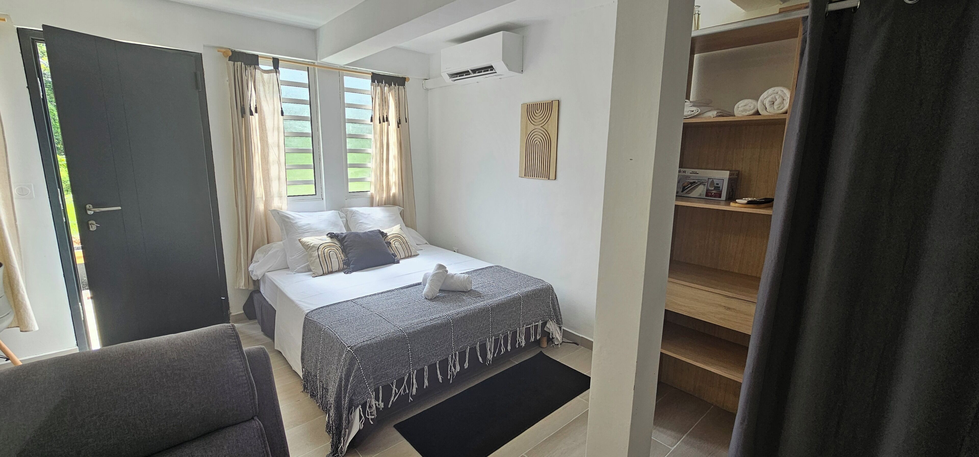 1 habitación, tabla de planchar con plancha, wifi gratis y ropa de cama 