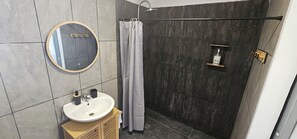 Toallas, jabón, papel de baño 