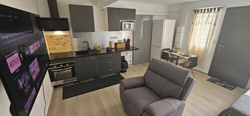 Quiet, comfortable studio 1 min from downtown