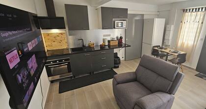 Quiet, comfortable studio 1 min from downtown