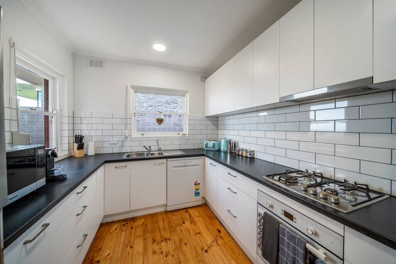 Køleskab, mikrobølgeovn, ovn, kogeplade