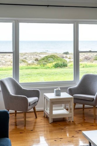 The Breeze @ Tennyson: Absolute Beachfront Escape