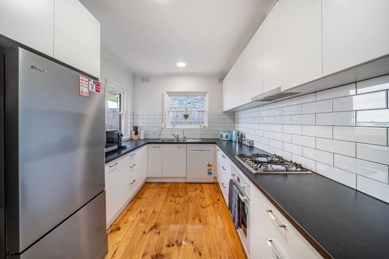 Kylskåp, mikrovågsugn, ugn och spishäll