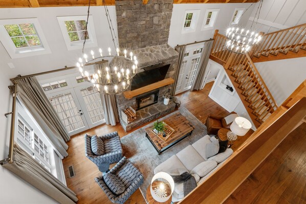 Smart-tv, eldstad, kontor och datorskärmar