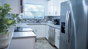 Refrigerador, microondas, horno y parrilla de estufa 