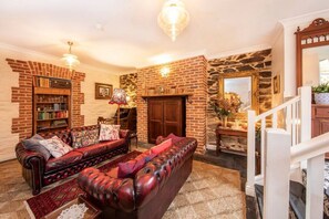 TV - The Burrow on Botanic—Heritage Charm in Adelaide’s East End (Adelaide)