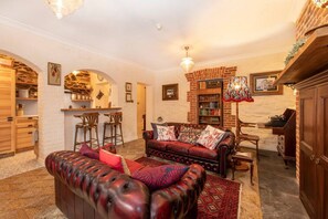 TV - The Burrow on Botanic—Heritage Charm in Adelaide’s East End (Adelaide)