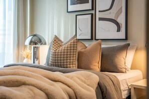 2 bedrooms, desk, WiFi, bed sheets