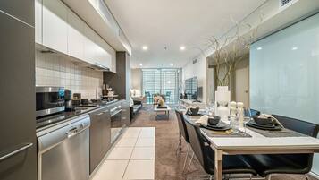 Frigorifero, microonde, forno, piano cottura